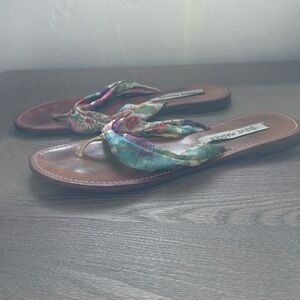 Steve Madden silk and leathered flip flop size 7
